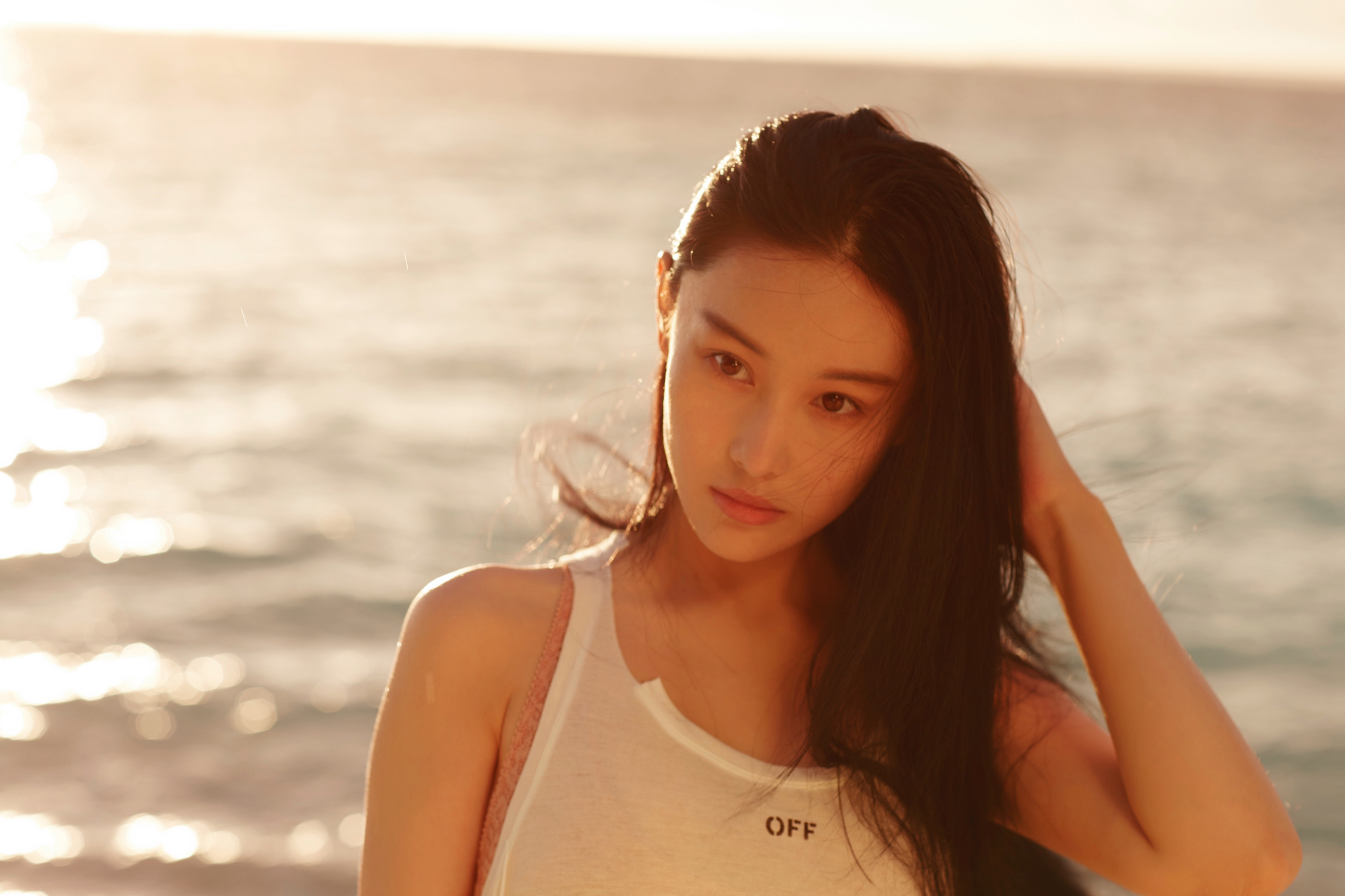 张馨予妩媚动人艳压群芳气质强大,张馨予足球惊艳写真照