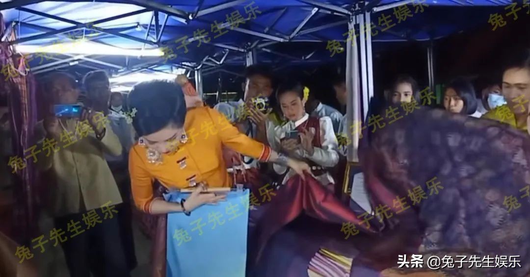 泰国贵妃逛商场,泰国贵妃穿白衣服