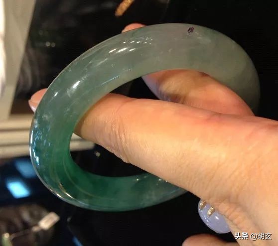 翡翠手镯摔断了的预兆,翡翠手镯摔断了该怎么办