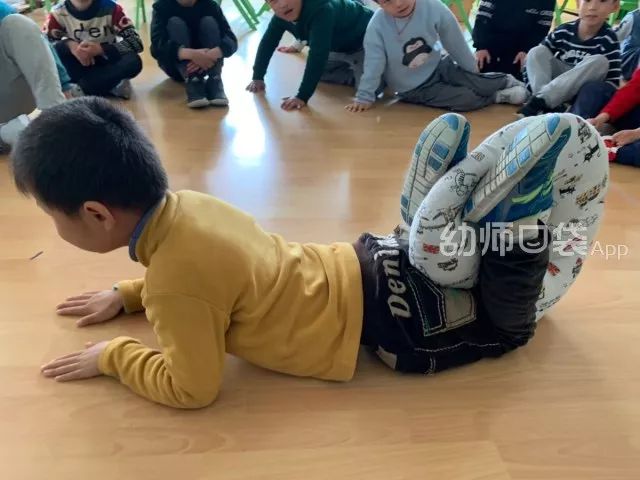 大班亲子游戏5-6岁宅家停课不停学,大班亲子游戏5-6岁在家巧玩报纸