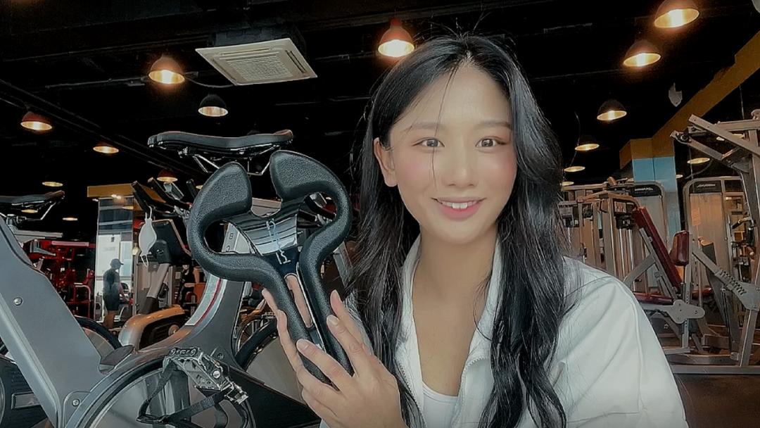 大叔发明了一个镂空车座，堪称骑行时降低屁股疼痛的神器