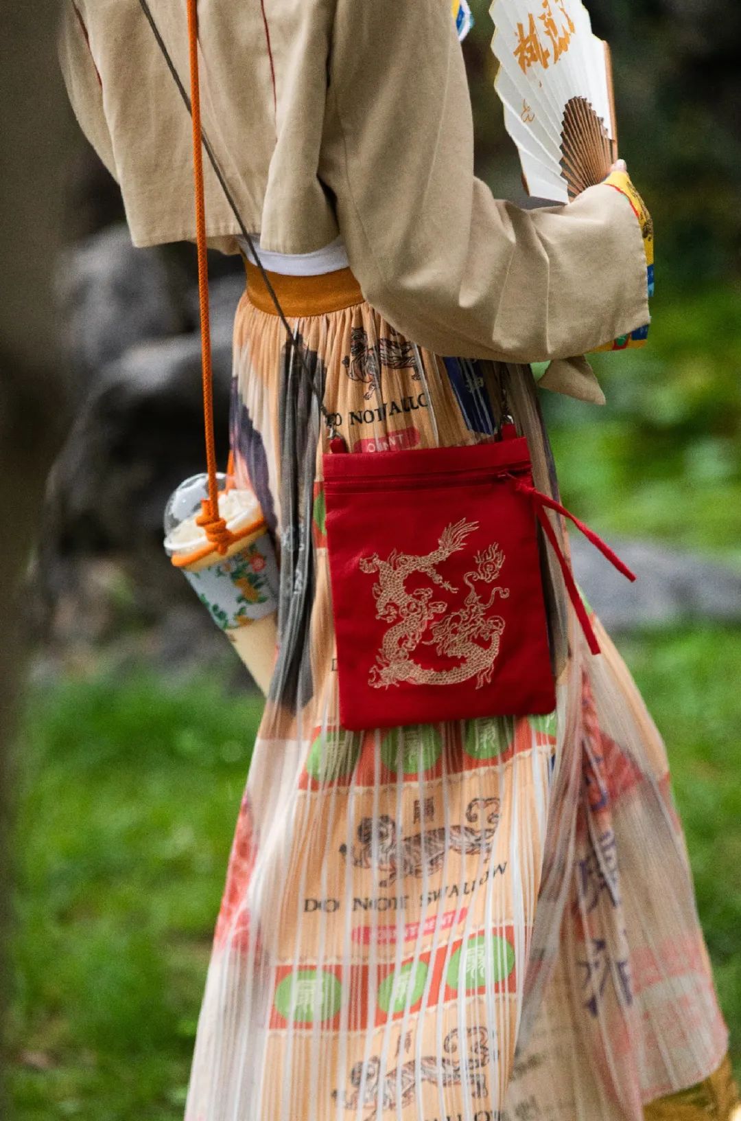 满大街都是浓浓的过节气息,满大街都是国风的衣服