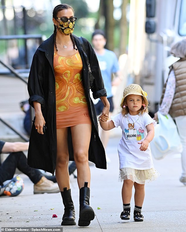 伊莲娜带女儿霸气出街,伊莲娜现身米兰机场