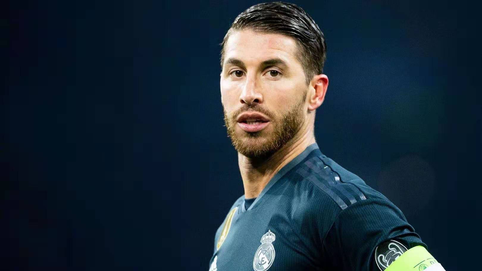 激烈的球场！是迫不得已拉扯，还是就要拼个你死我活？