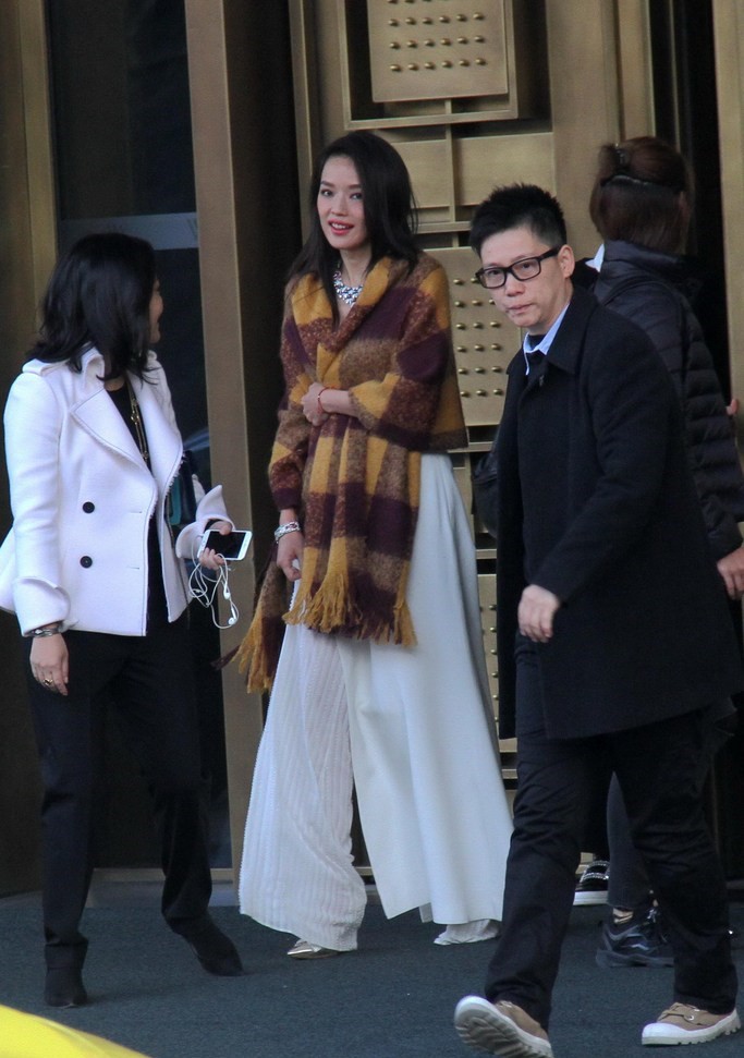 舒淇穿深v上衣穿搭,舒淇穿搭缎面西装