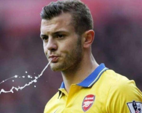 为什么足球员喝的水要吐出来,为什么足球员喝完水又要吐掉呢