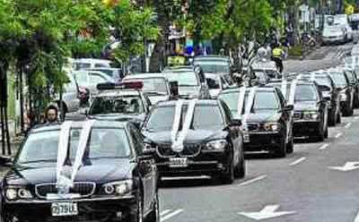 开车遇到丧葬车队怎么做,私家车当送丧车队有什么禁忌