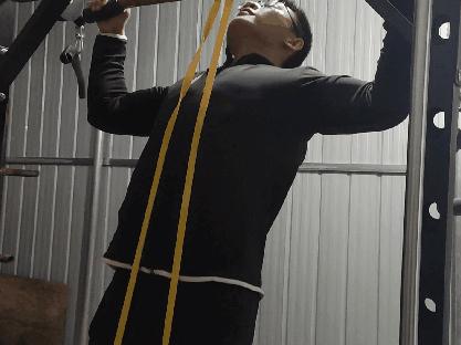 高位下拉小臂借力怎么办,做高位下拉手肘向后怎么办