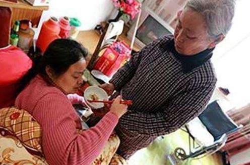 坐月子能不能洗头洗澡头发好痒,坐月子能不能洗头吹风