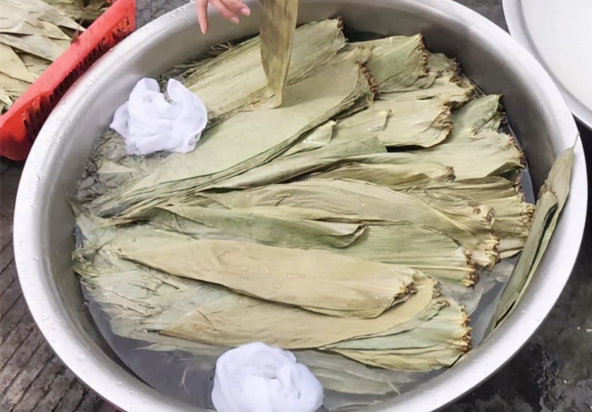 干粽叶怎么处理才好剥呢,煮干粽叶最正确的方法