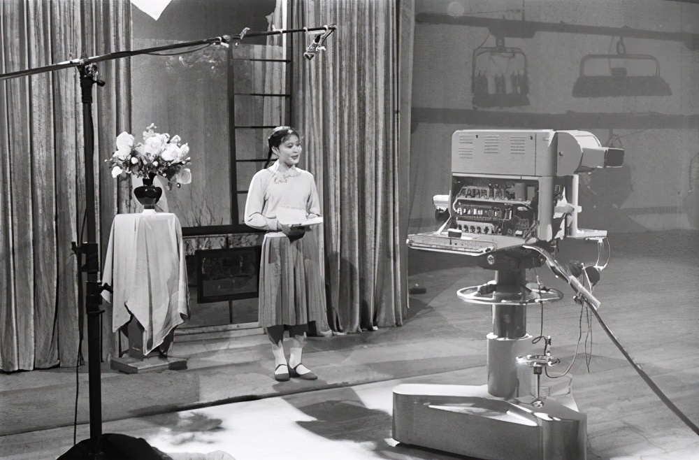 中央电视台成立前后的电视节目有哪些内容？穿越回到当年看看