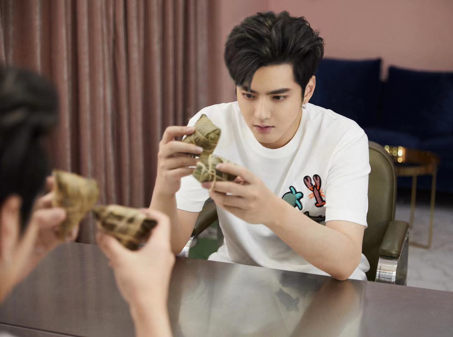 肖战端午节画粽子花絮,肖战端午手绘粽子热搜