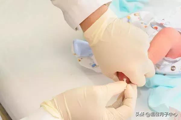 新生儿为什么要采足跟血？现在知道原因了！