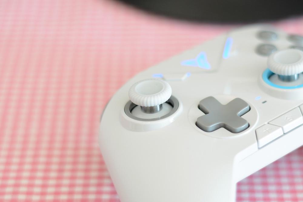 飞智黑武士2和xboxone手柄,飞智黑武士2和雷神g50手柄对比