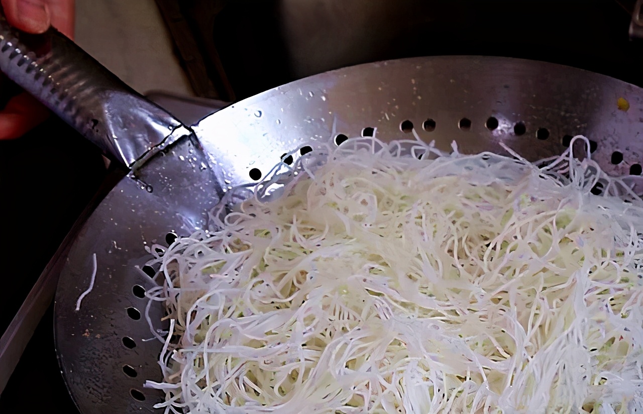 炒粉怎么炒才会不粘锅,炒干粉怎么不会碎