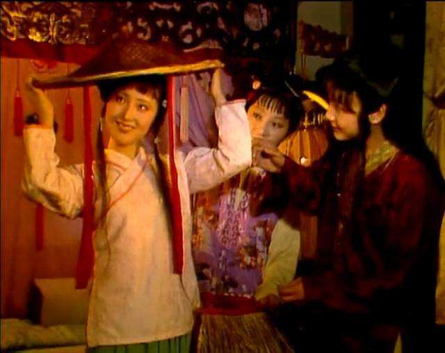 贾宝玉给林黛玉送的礼物,贾宝玉把林黛玉的荷包给了谁