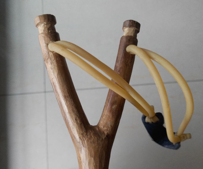 木头弹弓的皮筋怎么绑,木头弹弓如何绑皮筋