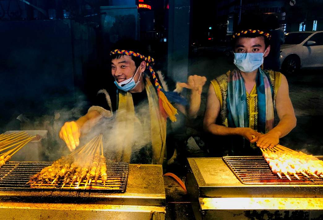 阜新夜市烤肉火爆：大串15元两，小串10元仨，也说说你那嘎达啥价