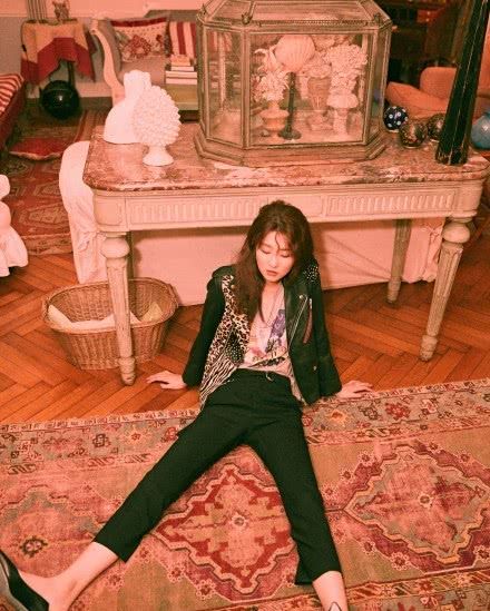 张钧甯挑战皮衣诱惑赶时髦！连衣裙套装+红唇实力扮酷