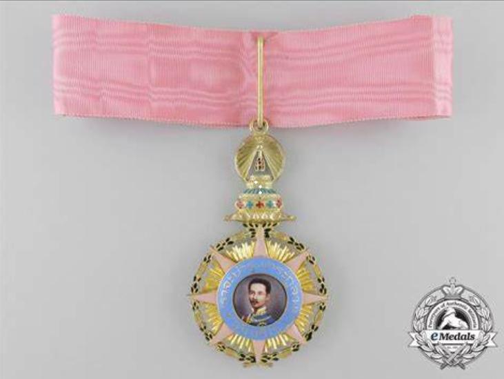 哇集拉隆功贵妃少将军衔,指挥皇家卫队英姿飒爽,尽显军人气质