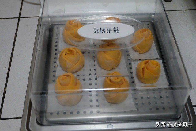 手把手教你做玫瑰花馒头，南瓜泥揉面，色泽金黄口感香软，好吃