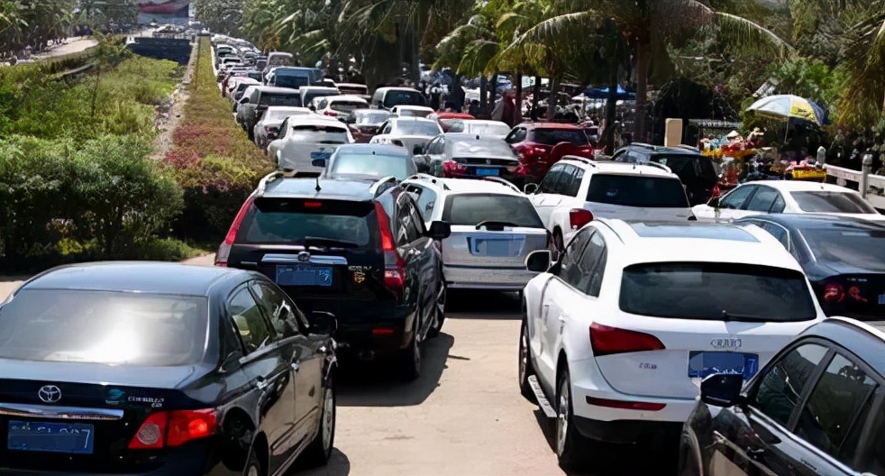 启动时刹车越来越硬怎么回事,刹车突然很硬踩不下去启动不了车