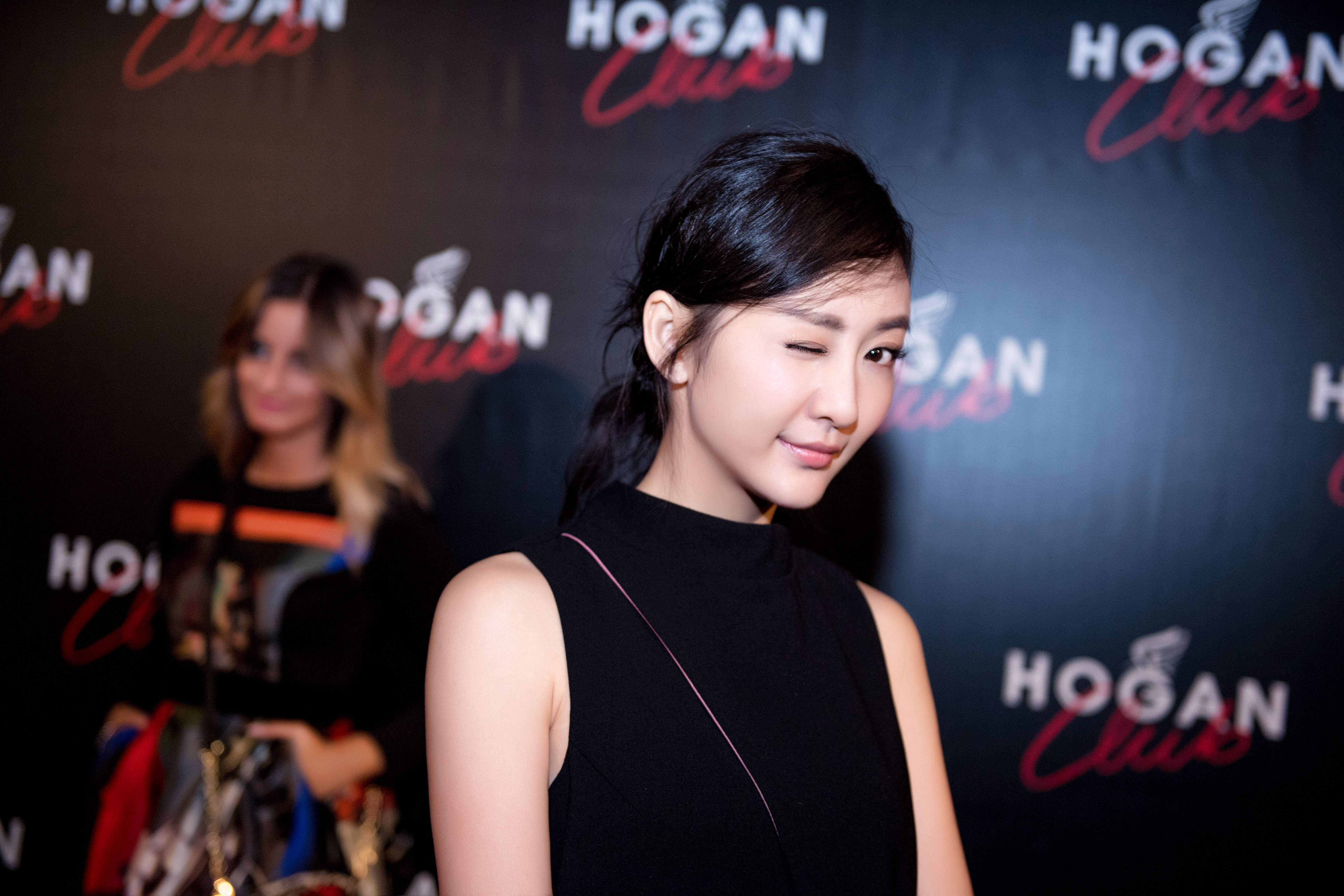 王鸥端庄优雅,王鸥穿羊腿袖深v礼服凹造型