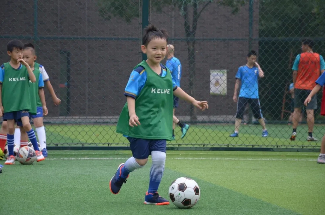 于根伟现在踢球,16岁少年和于根伟踢球