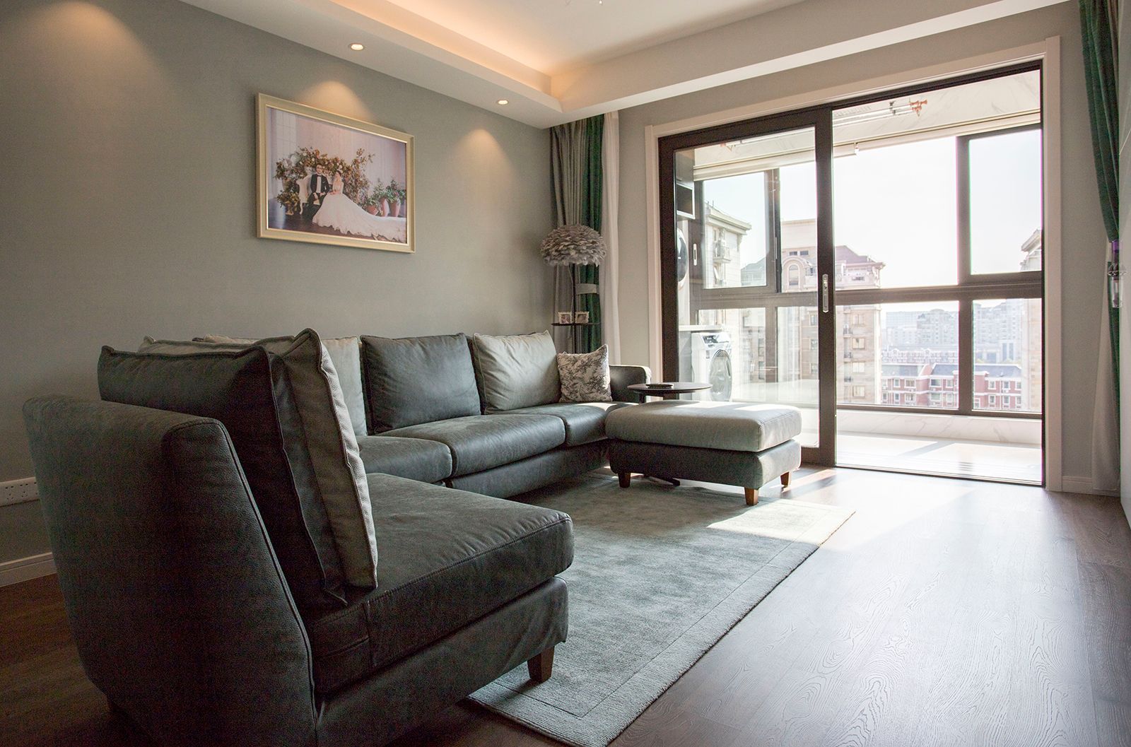 103㎡收纳满分，电动窗帘、上轨道移门和阳台吧台让家一键变高级