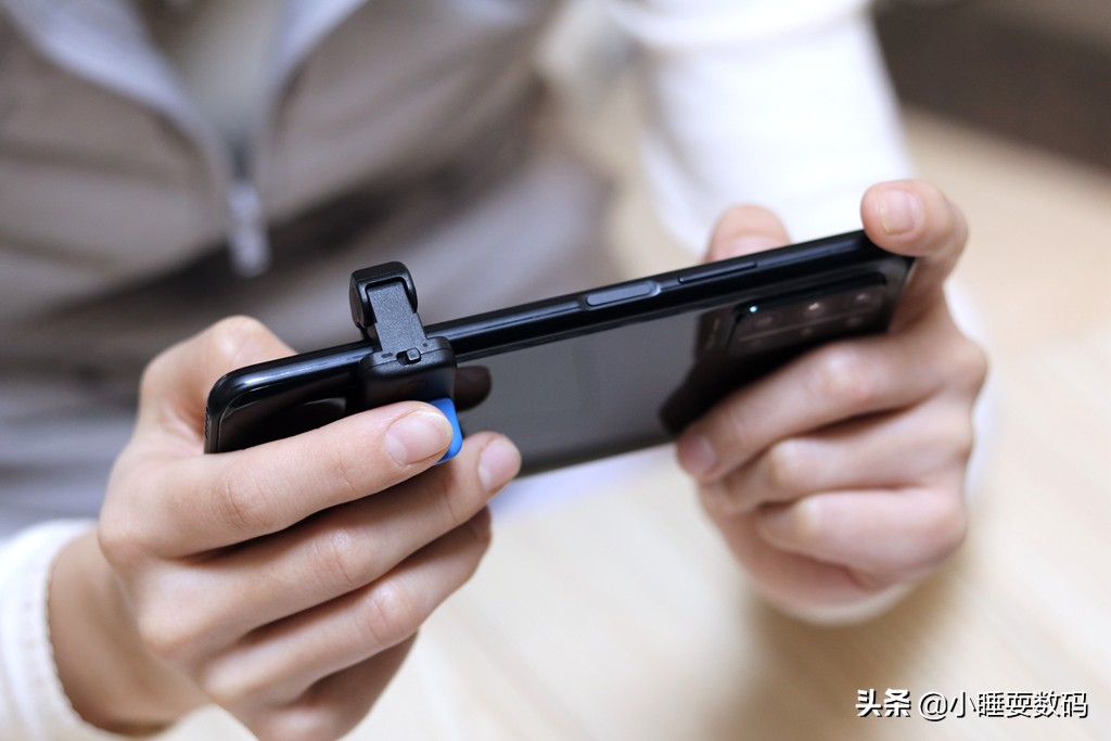 吃鸡手游怎么玩四指操作,吃鸡手机身法最好的五指操作