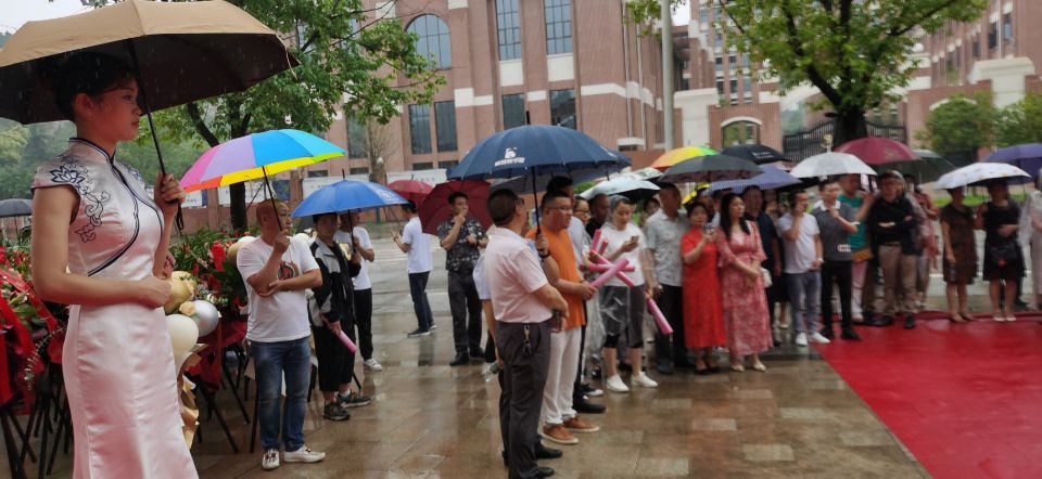 打着雨伞排着队!南充嘉陵昨天开业的这家医院竟然这样受欢迎……