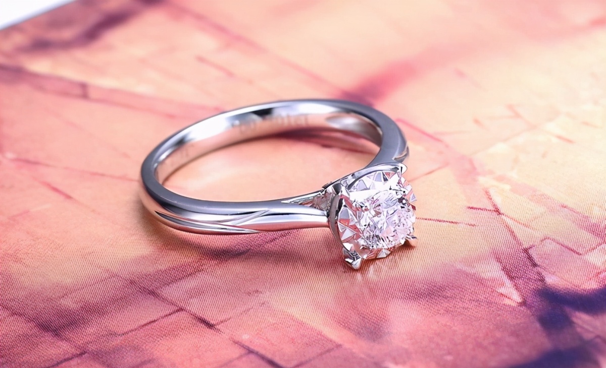 60岁的女人戒指应该戴哪个手指,戒指千万不要戴错了你学会了吗