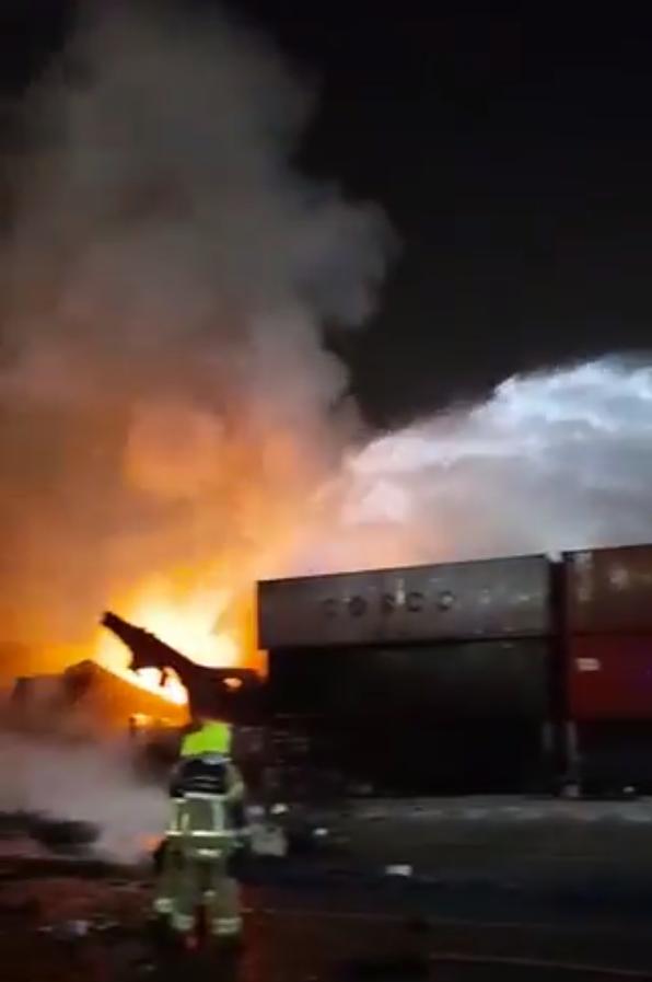 迪拜货轮爆炸附近多地有震感,迪拜港口发生船只爆炸