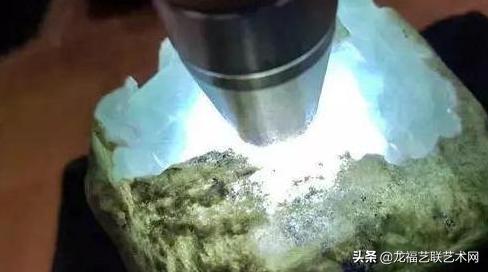 开窗后翡翠原石价格几百块,翡翠原石开窗后玉质发黑不油亮