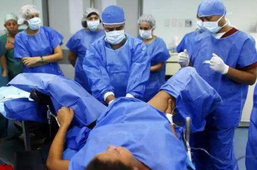 产妇生娃前被男医生“刮阴毛”，场面“尬”到不行，你经历过吗？