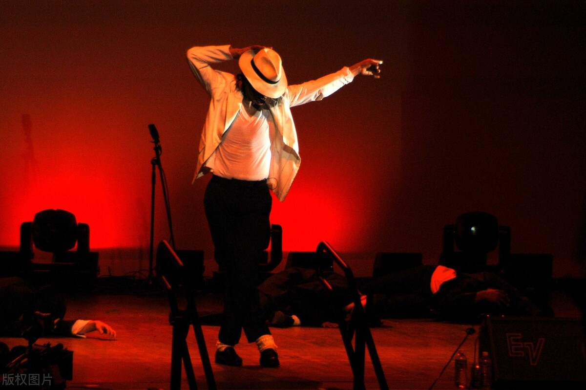 迈克尔·杰克逊演唱会晕倒5000人，死亡23人，他却被控娈童、整容