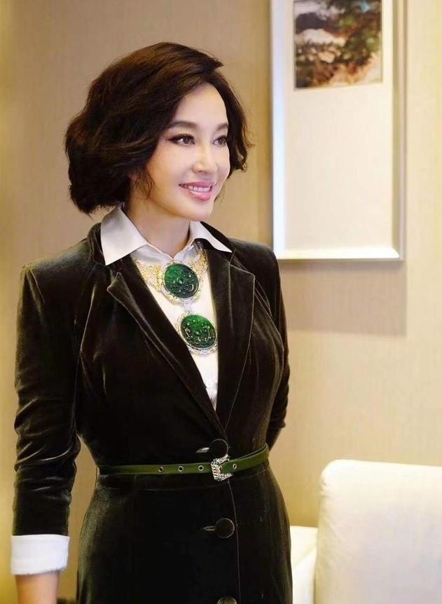 刘晓庆戴翡翠紫手镯,刘晓庆红毯翡翠