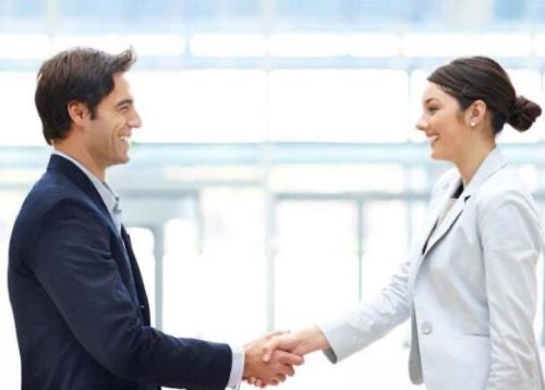 职场交往中，握手要注意些什么