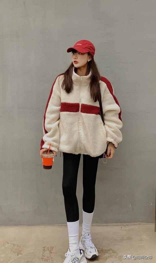 最近爆火的鲨鱼裤这样穿更时髦,今年流行的鲨鱼裤保暖