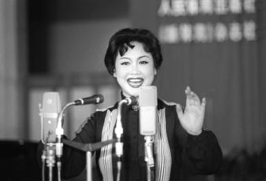 李谷一和那英谁是真正的歌坛天后,歌唱家李谷一目前情况