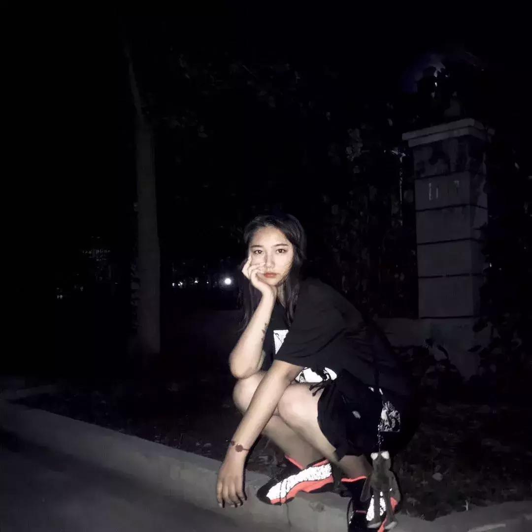 比黑丝妞还让人无法抵抗的，是这些穿球鞋的漂亮妹妹...