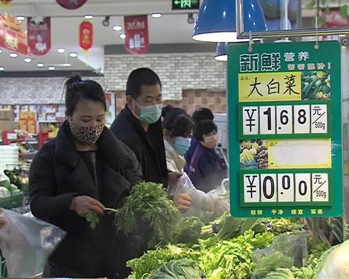 记者暗访居民小区疫情防控工作,采访路人对防疫的看法