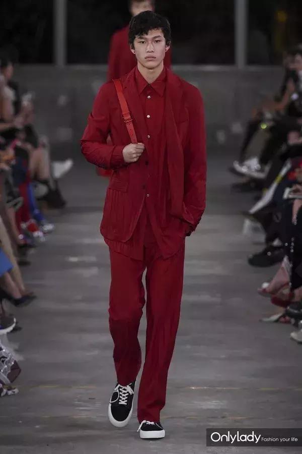 张艺兴valentino东京神图,张艺兴valentino秀场表演