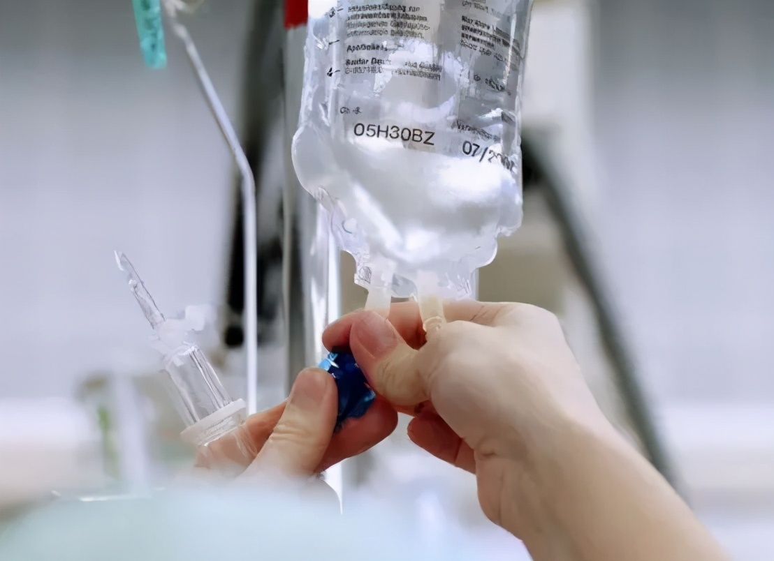 服药后皮肤反复出现红斑，这是与药物相关的一种皮肤疾病