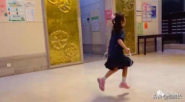孩子放学自律跳绳,每天让孩子坚持读书和跳绳