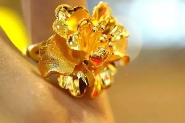 黄金、铂金钻戒戴久了，不如以前亮？怎么办？狮子优选珠宝课堂