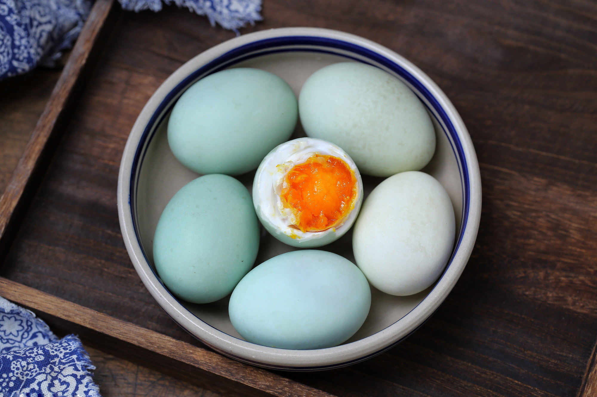 老式腌鸭蛋流油的方法,70岁老人腌鸭蛋的做法