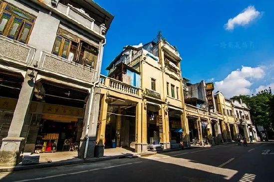 我喜欢去古镇，喜欢它那安详而宁静的气息