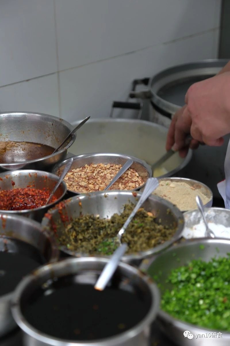 昆明滇池美食推荐菌火锅,滇池边菌子火锅