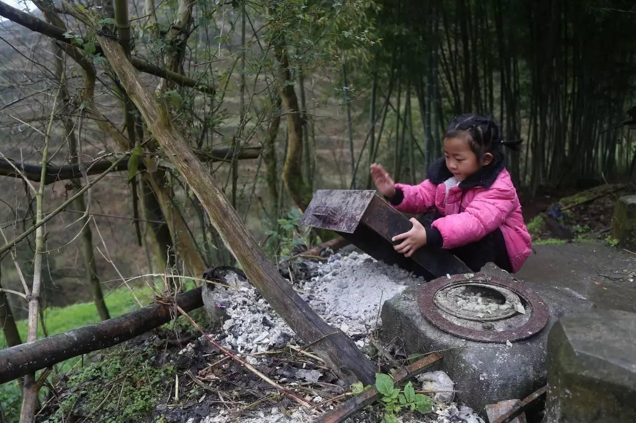 最美孝心少年王安娜：爸爸坐牢，妈妈离家出走，6岁撑起三代之家